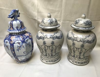 Paire de potiches couvertes balustre en céramique...