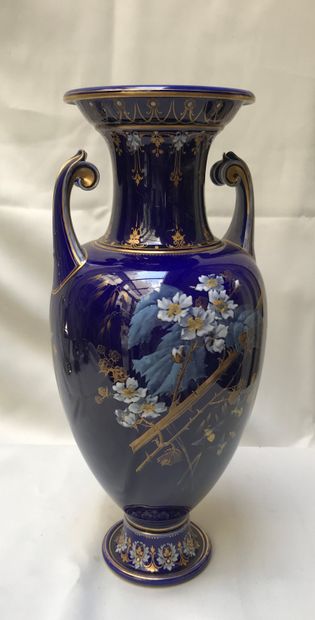 SEVRES, Vase balustre en porcelaine à fond...