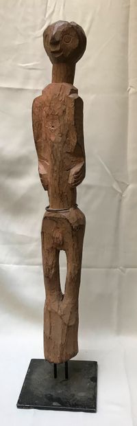 Statuette en bois naturel de style Chamba....
