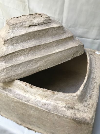 Grande boîte en forme de mastabas en carton...