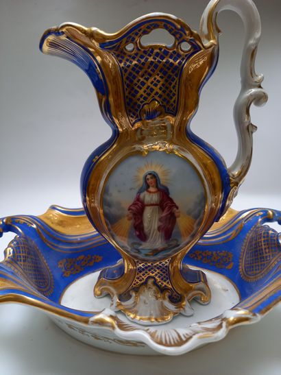 AIGUIERE et son bassin en porcelaine de Paris...