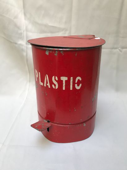 Poubelle à pédale (plastic) en tôle laquée...