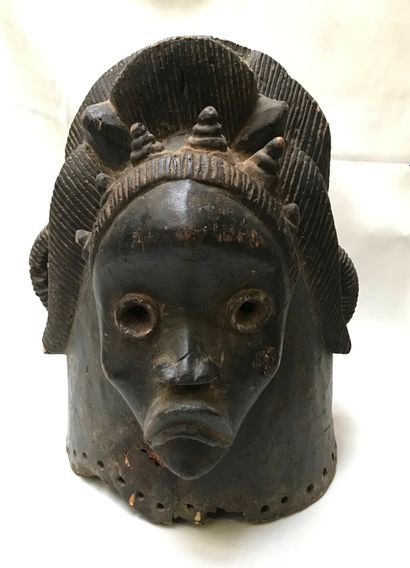 Masque heaume Janus en bois à patine brune...