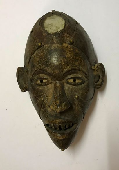 Masque anthropomorphe la bouche ouverte montrant...