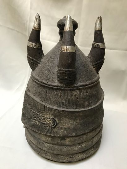 Masque heaume en bois à patine brune présentant...
