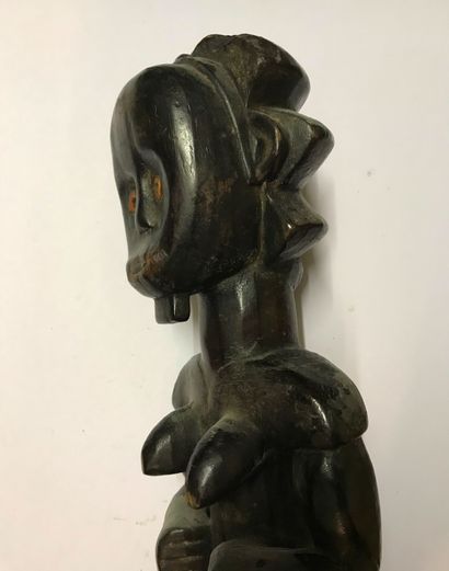 Statuette anthropomorphe féminine, debout...