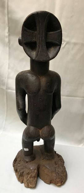 Statuette anthropomorphe masculine les mains...