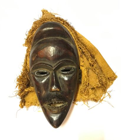 Masque anthropomorphe la bouche ouverte montrant...