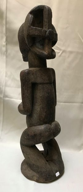 Statue anthropomorphe masculine debout les...