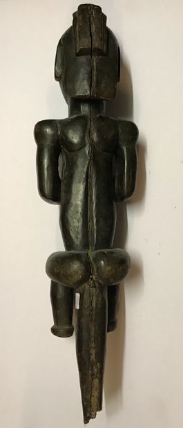 Statue anthropomorphe masculine assise, les...