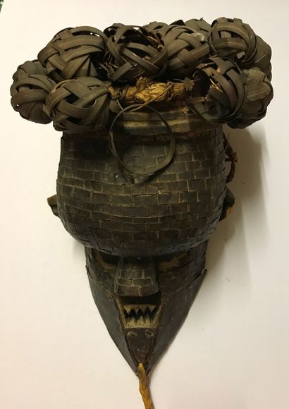 Masque anthropomorphe aux traits géométriques,...
