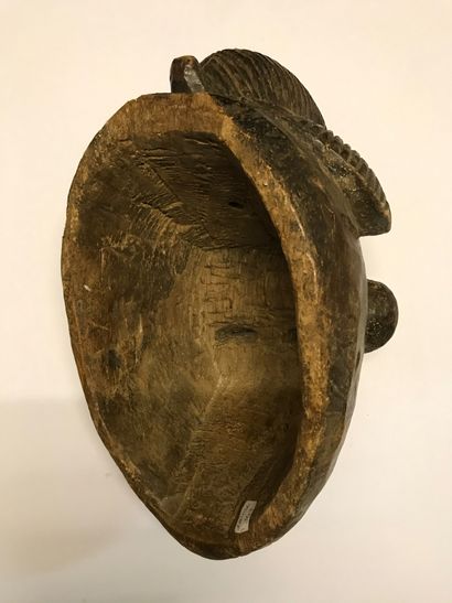 Masque anthropomorphe présentant un visage...