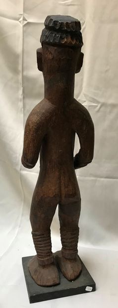 Statuette anthropomorphe féminine, debout,...