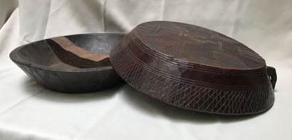 Trois coupes à décor géométrique incisé et...