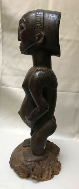 Statuette anthropomorphe masculine les mains...
