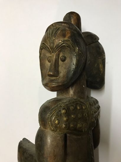 Statue anthropomorphe masculine assise à...