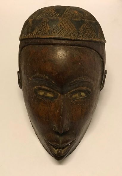 Masque anthropomorphe présentant un visage...