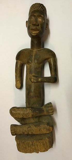Statuette anthropomorphe assise, coiffée...