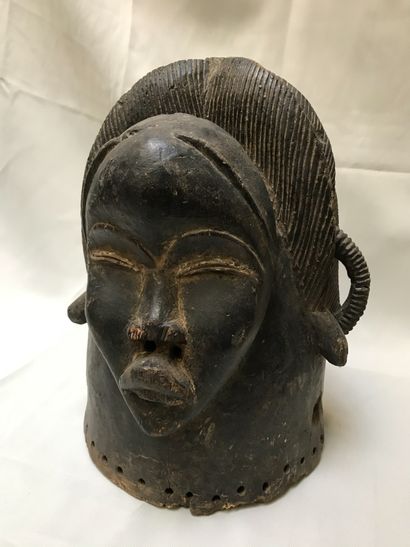 Masque heaume Janus en bois à patine brune...