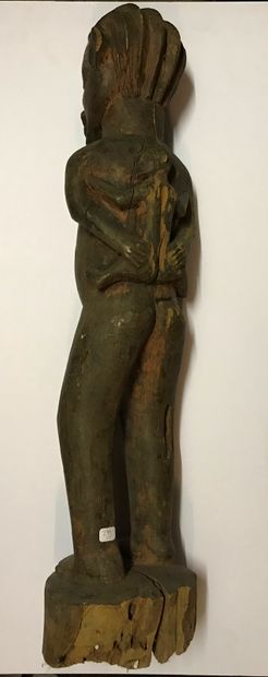Statue anthropomorphe féminine debout tenant...