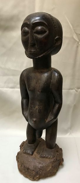 Statuette anthropomorphe masculine les mains...