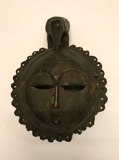 Masque anthropomorphe lunaire présentant...