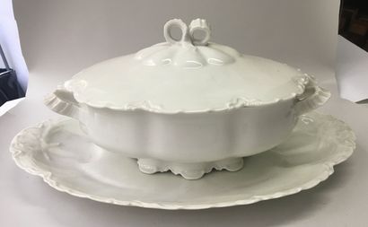 SOUPIERE en porcelaine blanche (36 x 24 cm)...