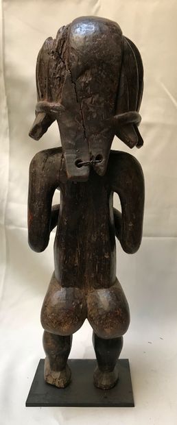 Statue anthropomorphe présentant une femme...