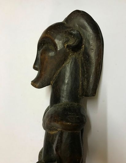Statue anthropomorphe masculine assise, les...
