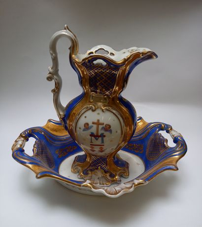 AIGUIERE et son bassin en porcelaine de Paris...