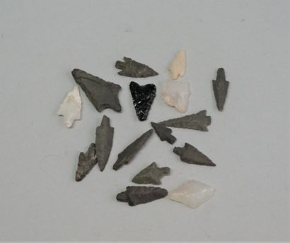 Lot of 16 arrowheads in grey basalt, translucent...