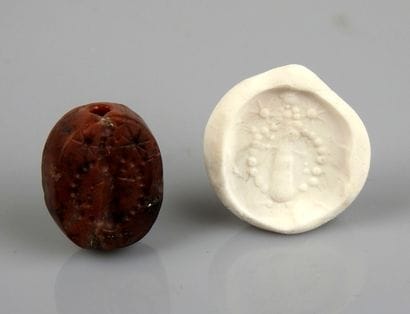 Sceau scaraboide représentant une femme accostée...