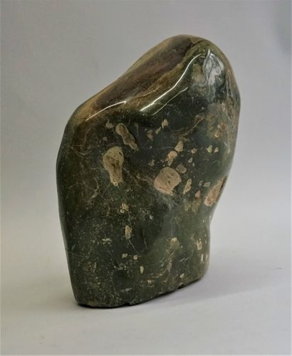 Bloc de pierre dure à dominante verte avec...