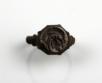 Superbe bague à décor en creux en forme d’animal,...