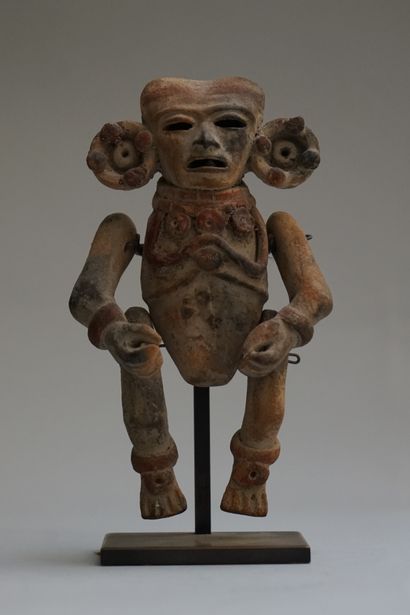 Anthropomorphic statuette presenting a character...