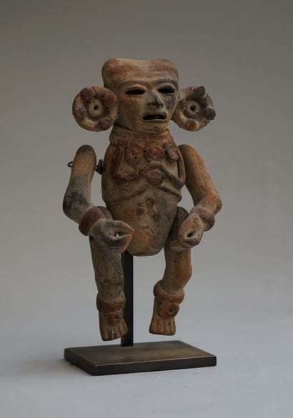 Anthropomorphic statuette presenting a character...