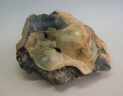 Bloc de silex bleu, gris et beige en forme...