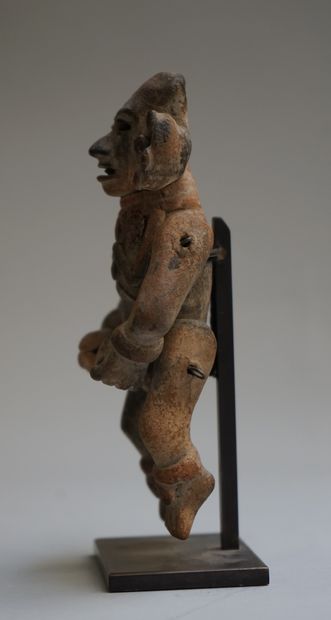 Anthropomorphic statuette presenting a character...