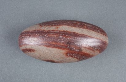 Lingam en pierre bicolore beige et rouge...