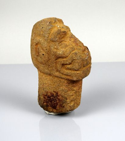 Fragment de pilier se terminant par une tête...