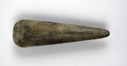 Hache polie de très grande taille au tranchant...