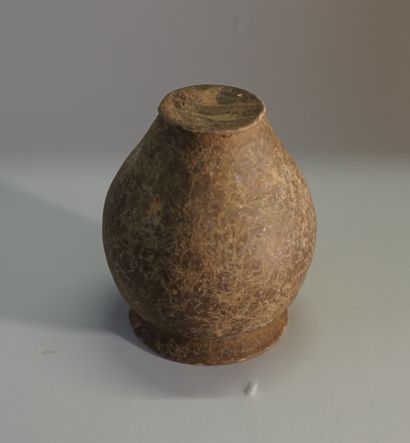 Vase à col évasé en céramique fine brune....