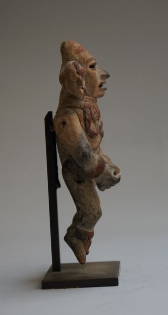 Anthropomorphic statuette presenting a character...