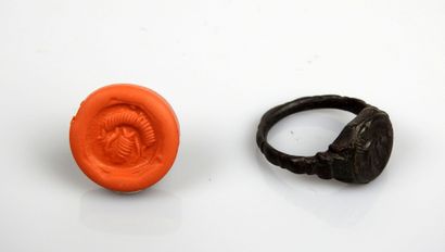 Superbe bague à décor en creux en forme d’animal,...