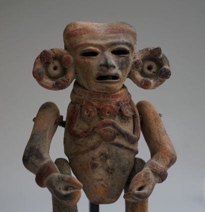 Anthropomorphic statuette presenting a character...