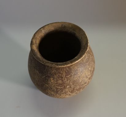 Vase à col évasé en céramique fine brune....