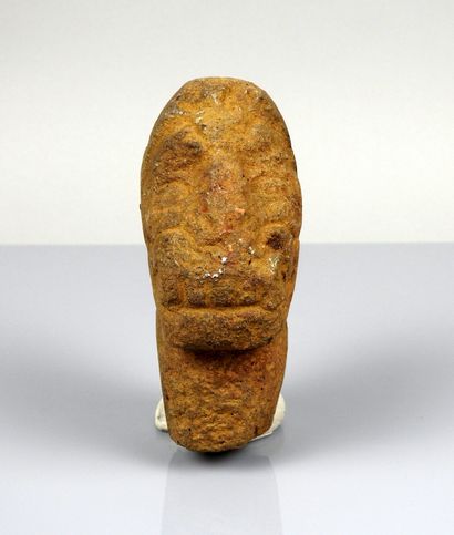 Fragment de pilier se terminant par une tête...