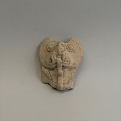 Jaguar in grey terracotta. It has four fangs...