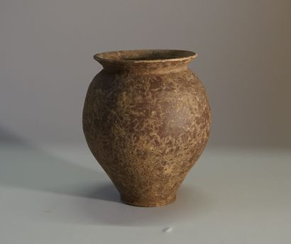 Vase à col évasé en céramique fine brune....