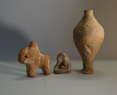 Ensemble composé d'un lion assis acéphale...